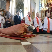 Wielkopiątkowa liturgia w katedrze w Radomiu