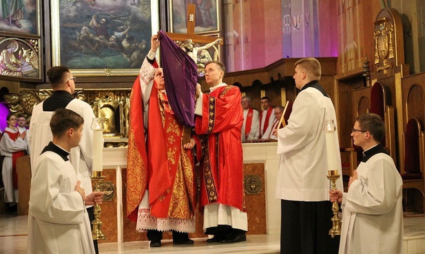 Biskup Piotr Greger odsłonił krzyż Paan Jezusa do adoracji