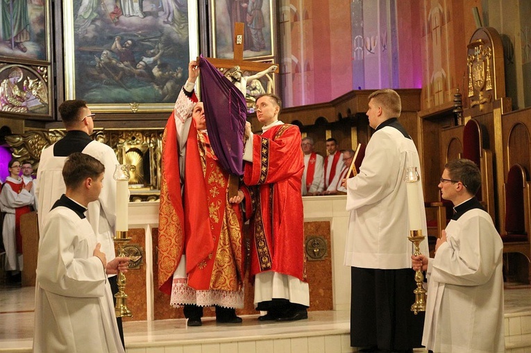 Biskup Piotr Greger odsłonił krzyż Paan Jezusa do adoracji