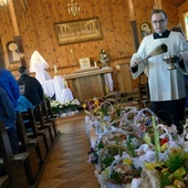 W przyseminaryjnym kościele parafii pw. Chrystusa Kapłana pokarmy błogosławił al. Filip Kochanowski