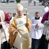 Od lewej biskupi: Piotr Turzyński, Henryk Tomasik, Adam Odzimek.