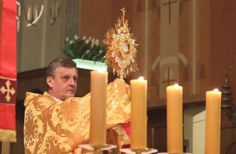 Bp Roman Pindel na zakończenie procesji rezurekcyjnej udzielił wiernym błogosławieństwa eucharystycznego.
