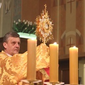 Bp Roman Pindel na zakończenie procesji rezurekcyjnej udzielił wiernym błogosławieństwa eucharystycznego.