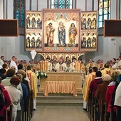 ▲	Eucharystię w koszalińskiej katedrze koncelebrowało czterech biskupów i ponad 100 prezbiterów, swoje rocznice świętowali ci, którzy święcenia przyjęli 25, 50 i 60 lat temu.