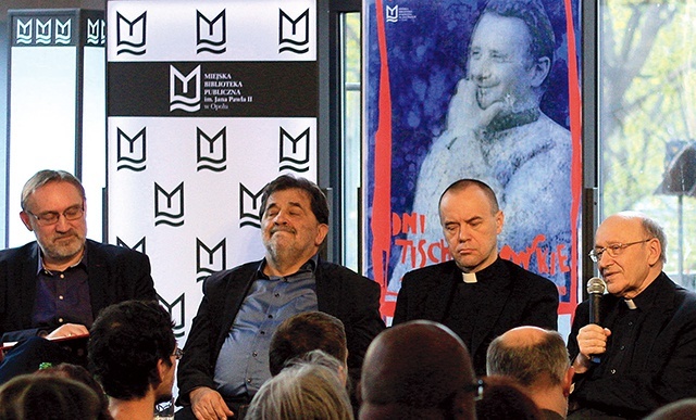 Panel dyskusyjny  – od prawej: ks. Michał Heller, ks. Tadeusz Pabjan, Jan Krasicki, Wojciech Bonowicz.
