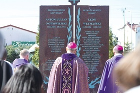 ▲	Modlitwa przy pomniku symbolizującym grobowiec abp. Antoniego J. Nowowiejskiego i bp. Leona Wetmańskiego.