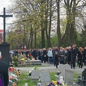 Kondukt żałobny  na cmentarzu  św. Wojciecha w Gliwicach. 