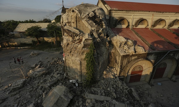 Filipiny: Wzrosła liczba ofiar śmiertelnych trzęsienia ziemi