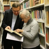 Kazimiera Dekraczewska i ks. prof. Mirosław Wróbel wsród księgozbioru biblioteki Wydziału Teologii KUL.