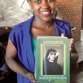 Pracownica drukarni Pallotti-‑Presse z „Dzienniczkiem” św. Faustyny w języku kinyarwanda. Tłumaczenie ukazało się w 2014 r.
5.04.2019 Kigali. Rwanda