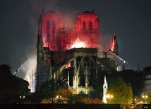 Katedra Notre Dame w Paryżu to chyba najlepiej rozpoznawalny budynek gotycki na świecie. Pożar strawił dach oraz charakterystyczną iglicę.
