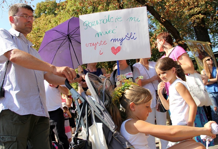 Zaniepokojeni rodzice dołączają do szeregów inicjatywy „Stop Seksualizacji Naszych Dzieci”