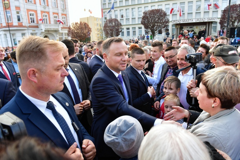 Prezydent i premier liderami rankingu zaufania Polaków; liderzy PO i PiS - nieufności
