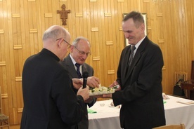 Dzielenie się jajkiem podczas świątecznego spotkania. Od lewej ks. prał. Edward Poniewierski i Jan Rejczak.