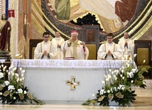 Biskup w czasie Mszy św. w sanktuarium św. Jana Pawła II.