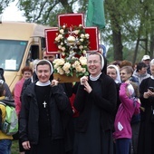 W trakcie wędrówki pielgrzymi nieśli relikwie błogosławionej.