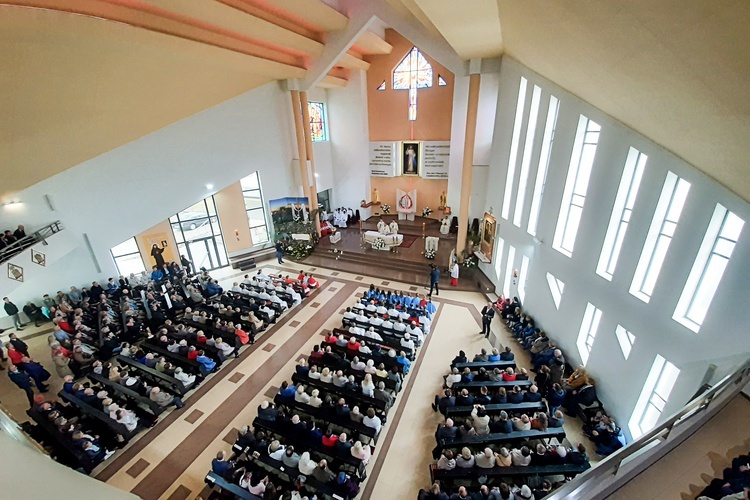 Biskup Jan Kopiec poświęcił kościół Miłosierdzia Bożego w Gliwicach