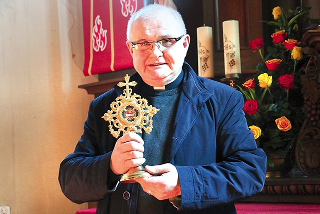 ▲	Ksiądz Stanisław Duma pokazuje relikwiarz o. Pio – świętego, z którym czuje się szczególnie związany.