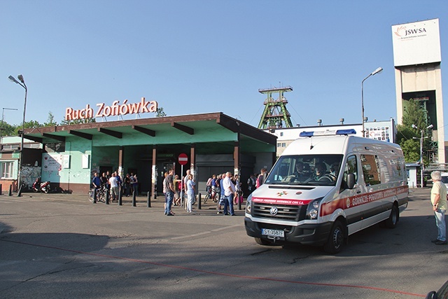 ▲	5 maja 2018 r., brama kopalni w Jastrzębiu-Zdroju. Karetka wiezie do szpitala jednego z uratowanych.