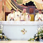 Bp Dec w czasie Mszy św. w sanktuarium  św. Jana Pawła II.