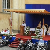 Na placu przed bazylikom motocykliści modlili się o bezpieczny sezon.