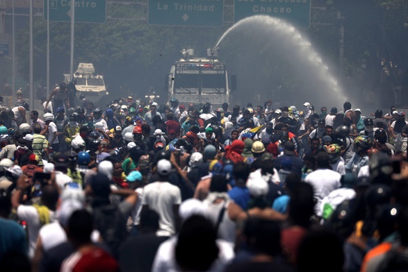 Wenezuela: Starcia zwolenników Guaido z policją, co najmniej 69 rannych