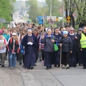 Kilkaset osób wraz ze służebniczkami wędruje do Tuchowa