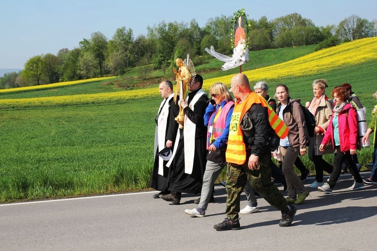 Najświętszy Sakrament niesiony na czele grupy św. Józefa Bilczewskiego w drodze do Wieprza.