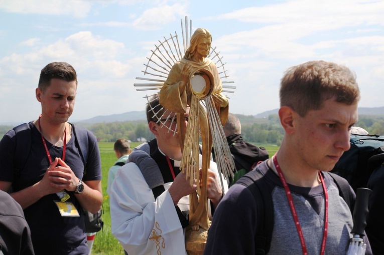 Adoracja Jezusa w Najświętszym Sakramnecie w drodze do Tomic.