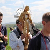 Adoracja Jezusa w Najświętszym Sakramnecie w drodze do Tomic.