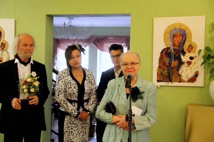 Artyści z Twórczego Klubu Seniora uszyli 25 sukien dla Matki Bożej