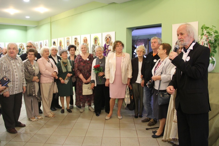 Artyści z Twórczego Klubu Seniora uszyli 25 sukien dla Matki Bożej