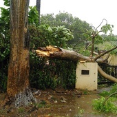Indie: Cyklon Fani uderzył we wschodnie wybrzeże