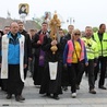 Najświętszy Sakrament na czele pielgrzymów, którzy uczestniczyli w siódmej pielgrzymce diecezji bielsko-żywieckiej z Bielska-Białej do Łagiewnik.