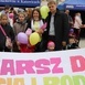 Dzieci podczas marszu otrzymały kolorowe balony