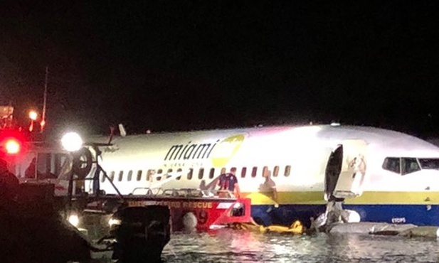 Samolot pasażerski wpadł do rzeki