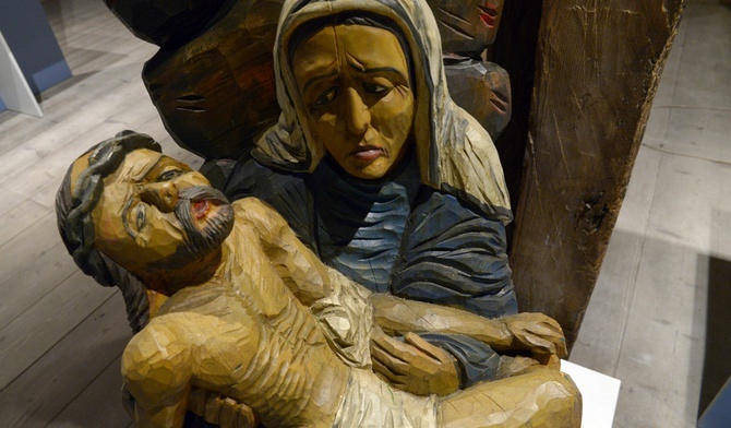 Pietà - rzeźba w drewnie, dzieło Jerzego Krześniaka.