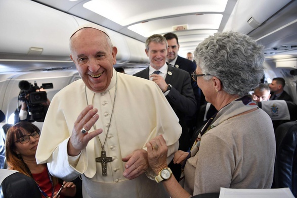 Papież w samolocie lecącym do Bułgarii