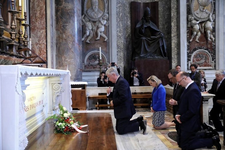 Marszałek Senatu wziął udział we mszy św. przy grobie Jana Pawła II