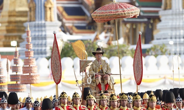 Mieszkańcy Tajlandii świętują koronację Ramy X