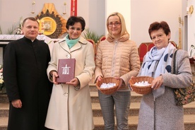 Z ks. Pawłem Lichotą (od lewej): Anna Karpińska, Marlena Burska, Barbara Gutowska.