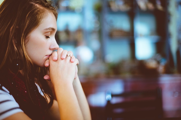 Dlaczego modlitwa sprawia, że stajemy się senni i zasypiamy?
