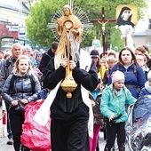 Jezus Eucharystyczny w rękach ks. Michała Styły na czele grupy św. Faustyny wyrusza z Hałcnowa.