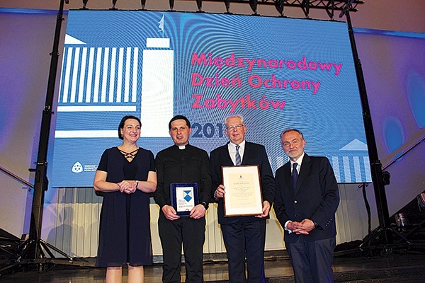 ▲	Wyróżnienie odebrali ks. proboszcz Marian Chełmecki i burmistrz Wacław Ligęza (obaj w środku). 