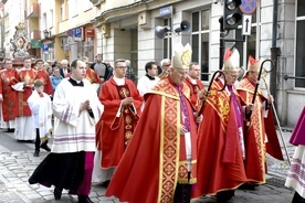 Biskupi wraz z duchowieństwem i wiernymi przeszli w procesji z relikwiami świętego ulicami Świdnicy.