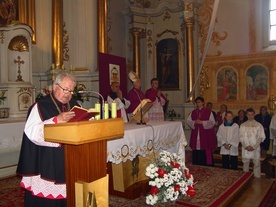 Ks. kan. Jerzy Dębowski w czasie wizytacji kanonicznej bp. Stanisława Wielgusa w Dzierzgowie (2005 r.).
