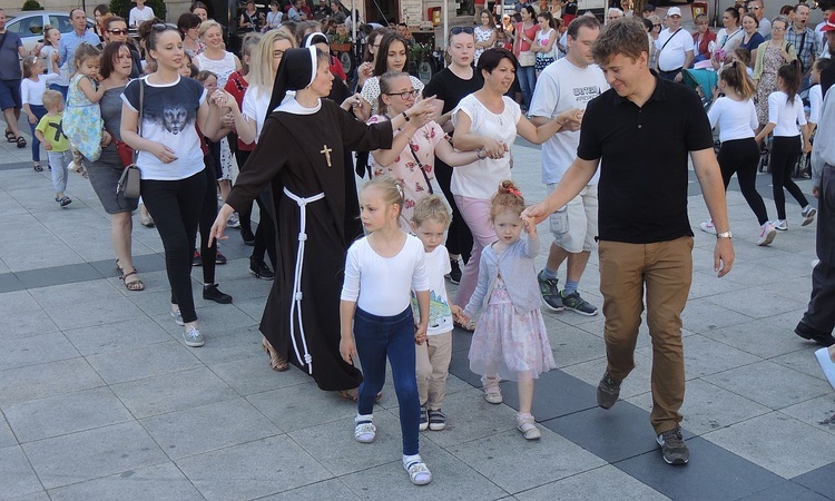 Plac Chrobrego w Bielsku-Białej znów będzie gościł tancerzy wszystkich pokoleń.