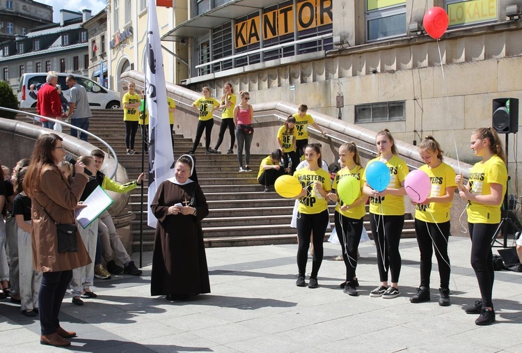 Balony z literami imienia Carlo Acutisa towarzyszyły opowieści o jego życiu.