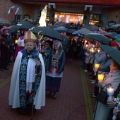 Różańcowej procesji z figurą Matki Bożej Fatimskiej ulicami osiedla przewodniczył bp Henryk Tomasik.