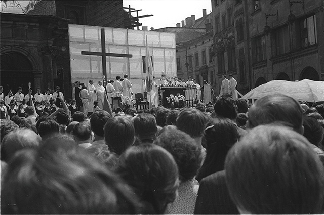 Mszy św. na Rynku Głównym (ołtarz ustawiono przed bazyliką Mariacką) przewodniczył wówczas metropolita krakowski kard. Franciszek Macharski.